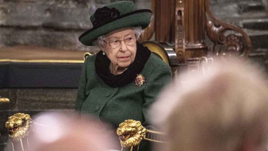 La reina Isabel en la misa homenaje al duque de Edimburgo, su última aparición pública.