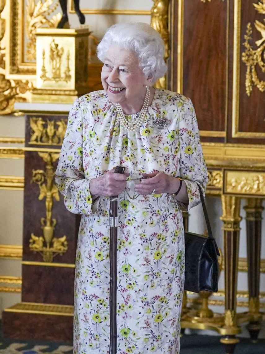 La reina Isabel II ahora usa bastón, debido a sus crecientes problemas de movilidad.