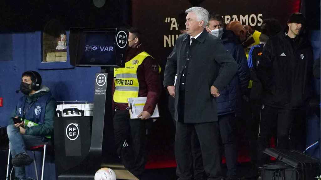 Carlo Ancelotti da instrucciones a los jugadores del Real Madrid desde la banda de El Sadar