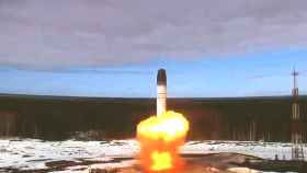 El misil balístico intercontinental Sarmat en el momento de su lanzamiento desde Plesetsk.