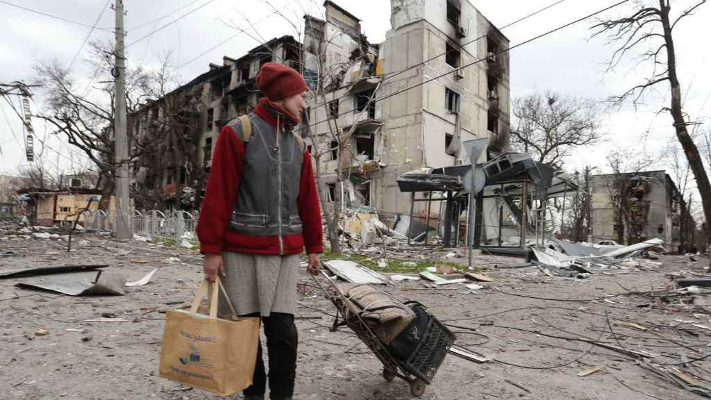 Un habitante de Mariúpol observa los edificios destruidos a su espalda mientras abandona la ciudad.