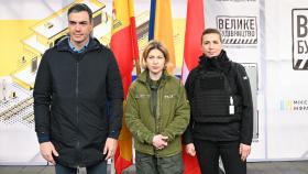 Pedro Sánchez junto a la primera ministra de Dinamarca, Mette Frederiksen, a su llegada este jueves a Kiev.