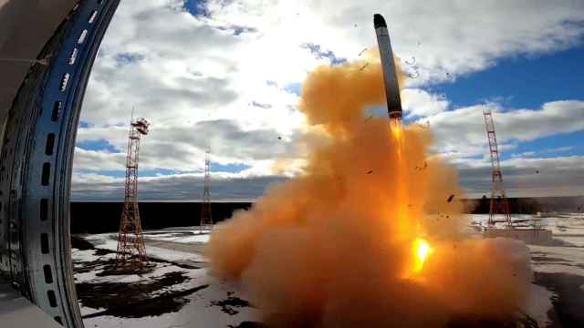 Ensayo ruso de lanzamiento de un misil intercontinental Sarmat desde el cosmódromo de Plesetsk, en la región de Arkhangelsk, Rusia.