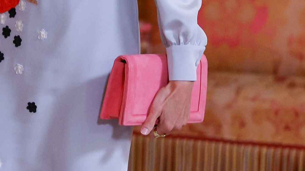Detalle del bolso de mano de la reina Letizia.