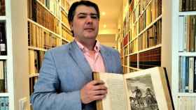 El profesor de Derecho Penal y coleccionista de libros Miguel Polaino-Orts enseña su 'Quijote' en su hogar-biblioteca de Sevilla.