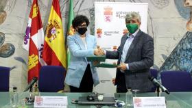 Firma de la renovación del convenio entre la ULE y Unicaja Banco