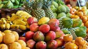Distintas variedades de fruta expuestas en una frutería.