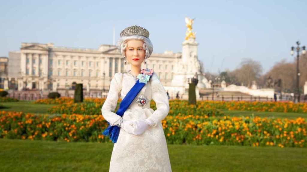 Mattel lanza una Barbie de la reina Isabel II como homenaje a su 96 cumpleaños