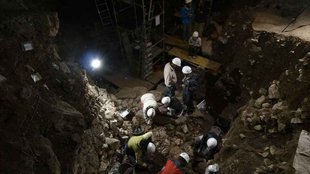 Excavaciones en El Portalón de Atapuerca. / J. Trueba / Madrid Scientific Films