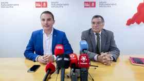 El secretario general del PSOE-M, Juan Lobato (i), ofrece declaraciones a los medios de comunicación en la Asamblea de Madrid junto a su padre.