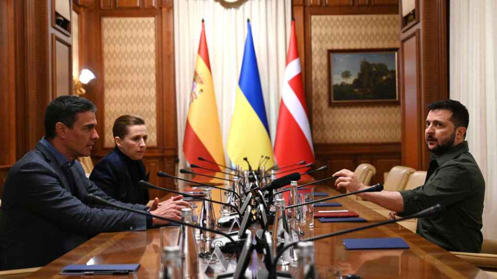 Pedro Sánchez, junto a la primera ministra danesa, Mette Frederiksen, reunidos en Kiev con el presidente de Ucrania, Volodímir Zelenski.