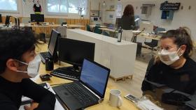 Varios estudiantes con mascarilla en la Universidad de Málaga.