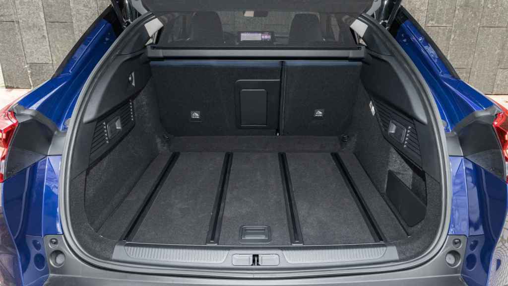 El maletero de la versión térmica ofrece 545 litros, mientras que la híbrida enchufable 485 litros.