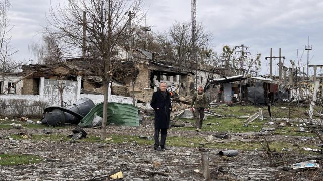 Bernard Henri-Lévy entre los escombros de Borodyanka.