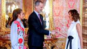 Paz Padilla, a su llegada al Palacio Real, saludando a Felipe VI y Letizia.