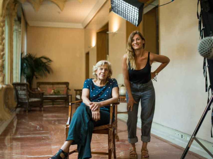 Manuela Carmena con la directora Laura Hojman durante el rodaje de 'A Las Mujeres de España. María Lejárraga'.