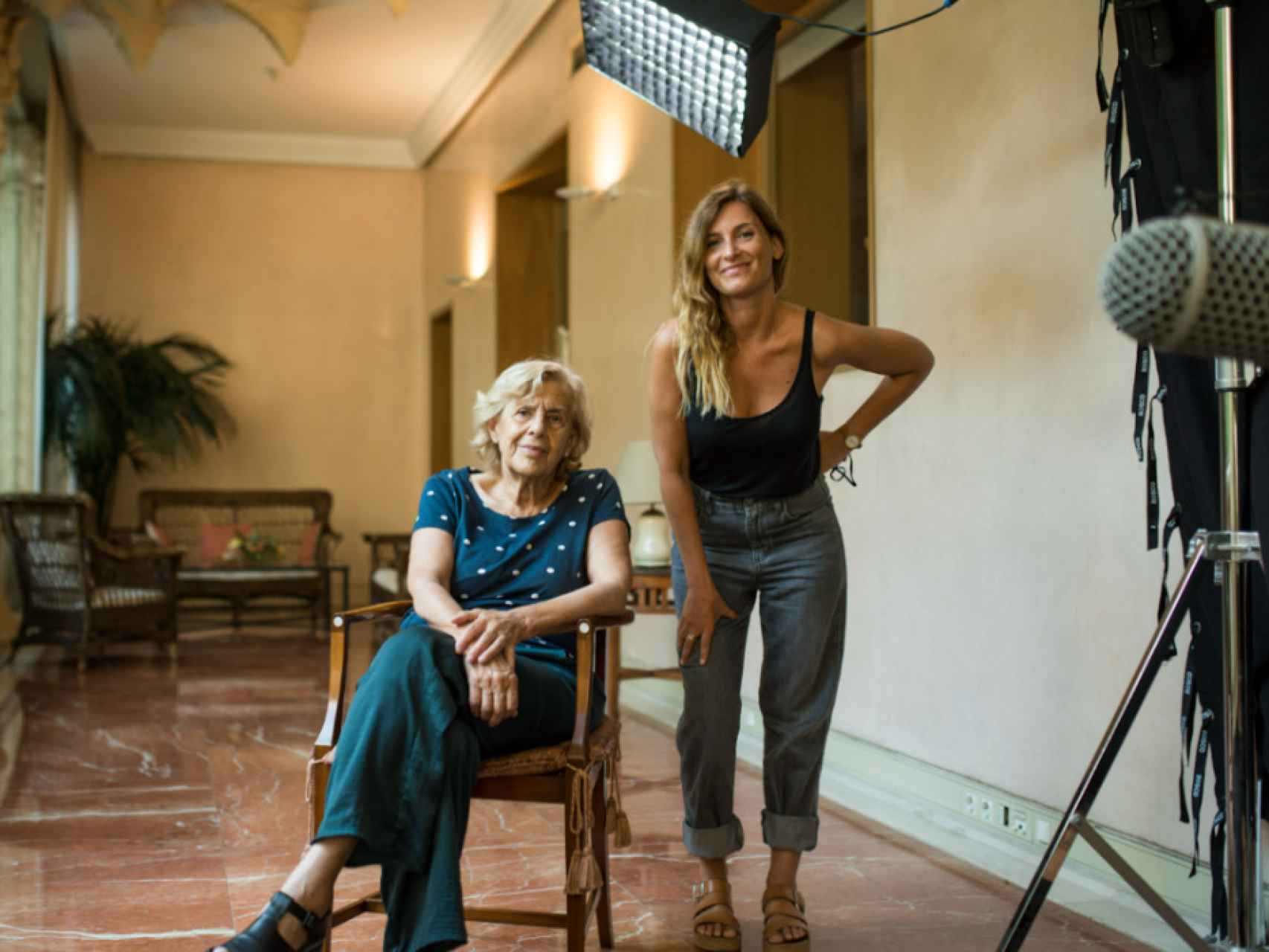 Manuela Carmena con la directora Laura Hojman durante el rodaje de 'A Las Mujeres de España. María Lejárraga'.
