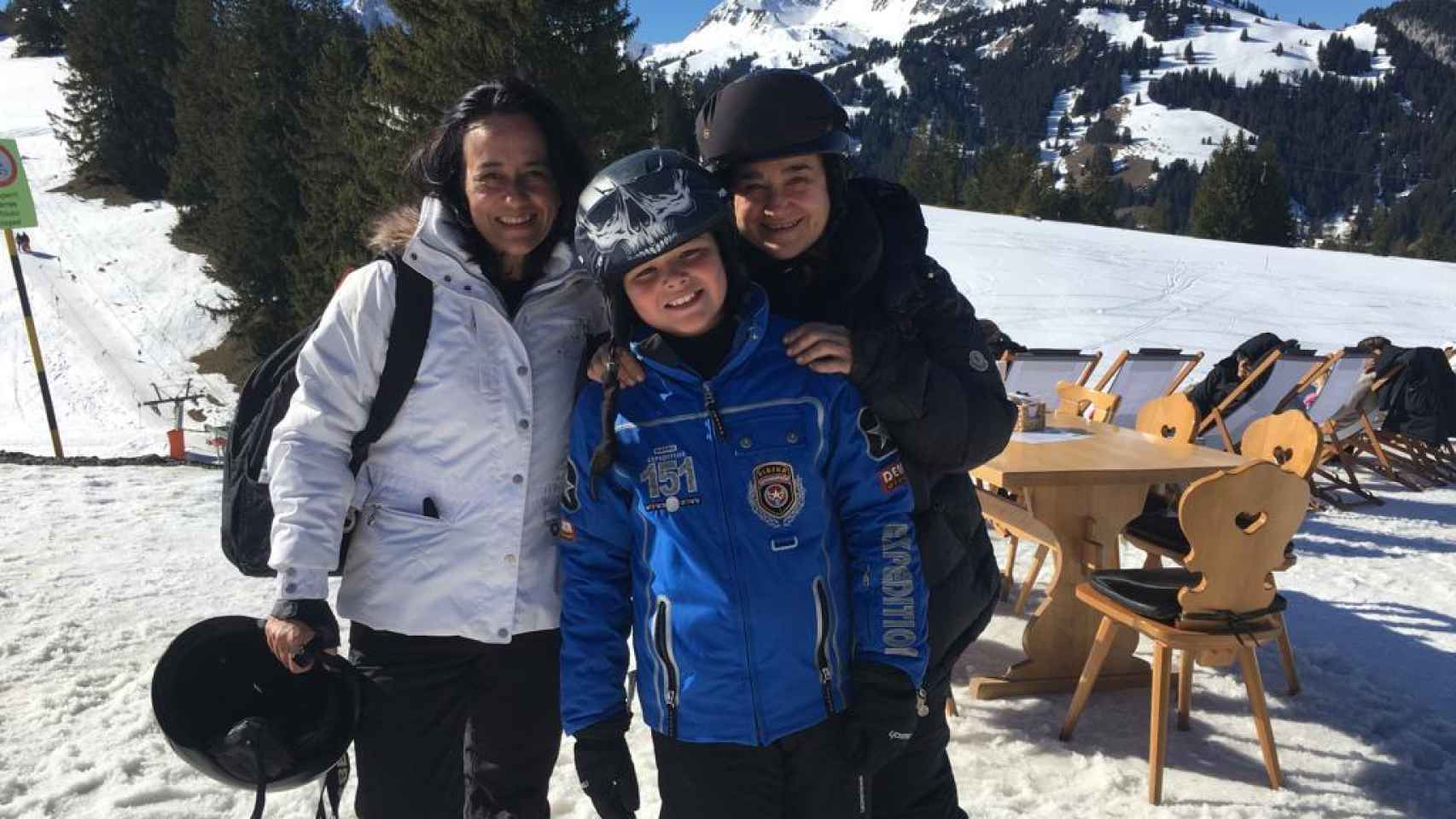 Silvia Cortés Martín, con su hermana y su sobrino, en la nieve.