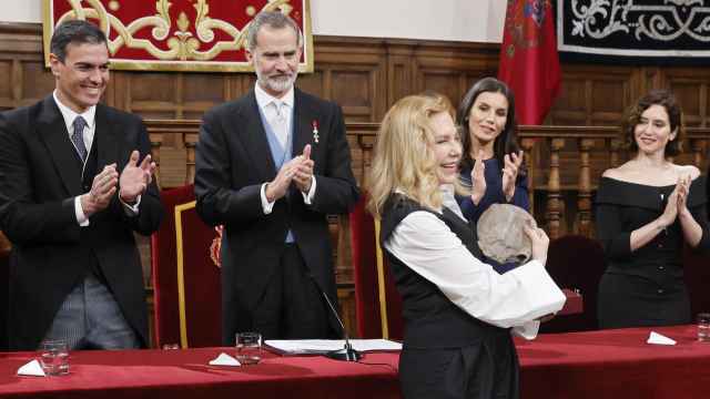 Cecilia Roth recoge el Cervantes en nombre de Cristina Peri Rossi, de manos de los reyes de España. Foto: Casa Real