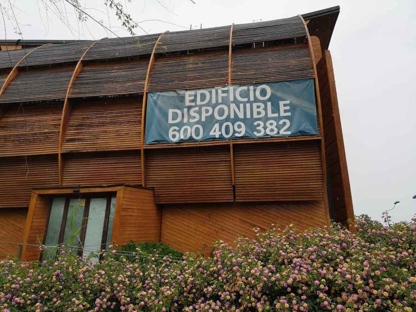 Cartel de 'Edificio disponible' en el Pabellón de Chile
