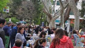 Decenas de conquenses en un Día del Libro de años pasados.