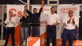 JuanIgnacio López -Bas alza los brazos de José Francisco Aix en la campaña electoral.