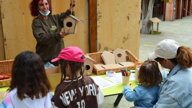 Una monitora y los niños y niñas en un taller de Terra Natura, este viernes.