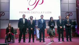 El presidente de la Junta, Alfonso Fernández Mañueco, junto a los galardonados en los Premios Castilla y León 2021. / ICAL