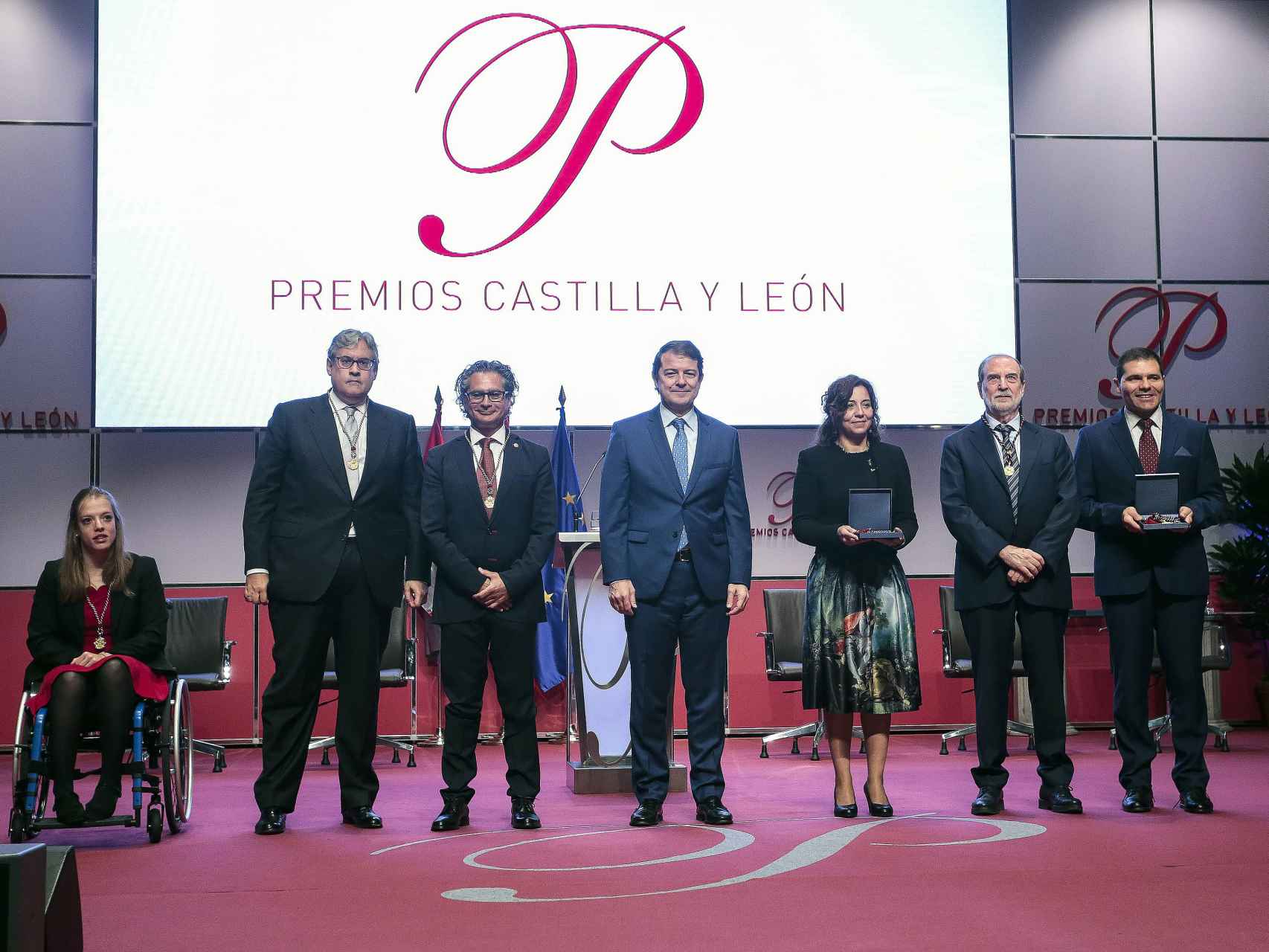El presidente de la Junta, Alfonso Fernández Mañueco, junto a los galardonados en los Premios Castilla y León 2021. / ICAL