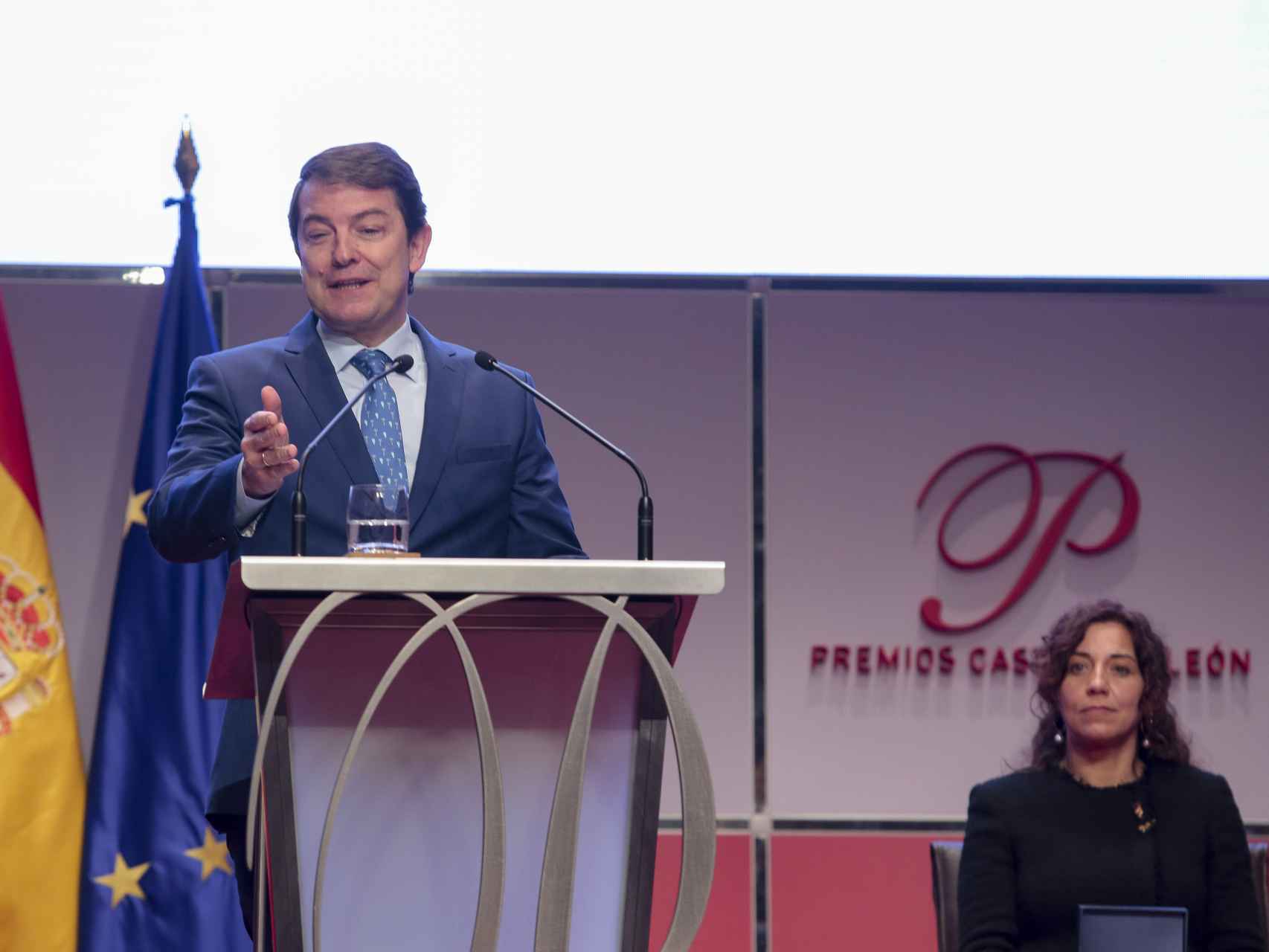 El presidente de la Junta, Alfonso Fernández Mañueco, durante su intervención tras la entrega de los Premios Castilla y León, este viernes. / ICAL