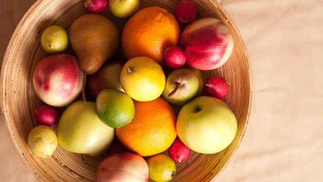 Una cesta con frutas.