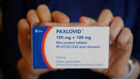 Una caja de Paxlovid de Pfizer.