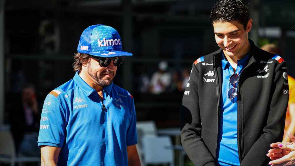 Fernando Alonso y Esteban Ocon en el circuito de Australia