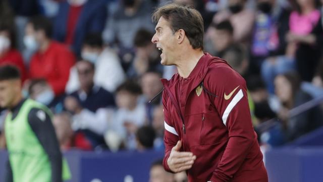 Julen Lopetegui, dirigiendo al Sevilla contra el Levante