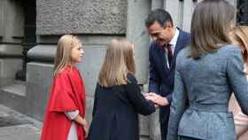 El presidente Sánchez saluda a la princesa Leonor en un acto con motivo del 40º aniversario de la Carta Magna, que coincidió con el 13 cumpleaños de la primogénita de los Reyes.