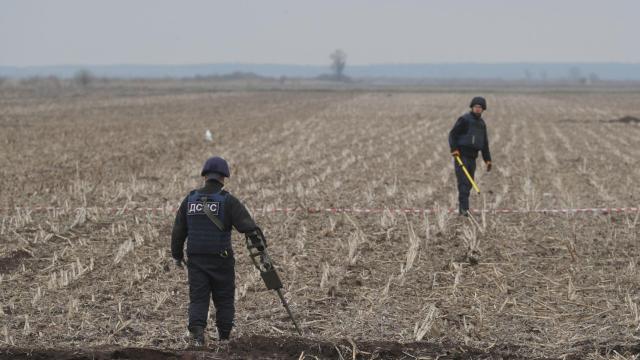 Rescatistas ucranianos retiran minas de un territorio cercano a la ciudad de Brovary, en Kiev