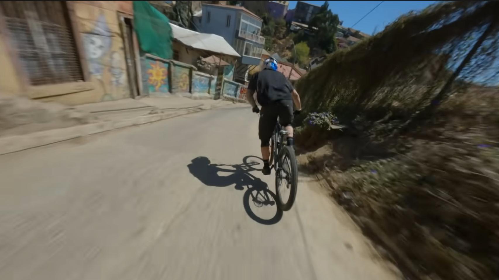 carrete pérdida Perversión El impresionante vídeo de un ciclista descendiendo por las calles de  Valparaíso grabado por un dron
