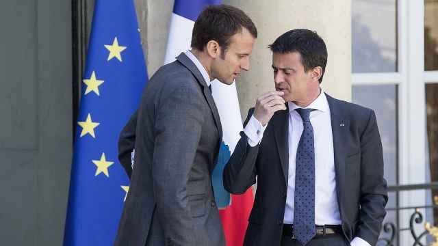 Imagen de archivo en la que aparecen Manuel Valls cuando era primer ministro y Emmanuel Macron, cuando era su ministro de Economía.