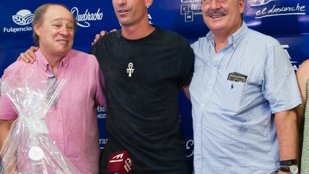 Manuel García, presidente del CF Motril, junto a Rubiales hijo y Rubiales padre.