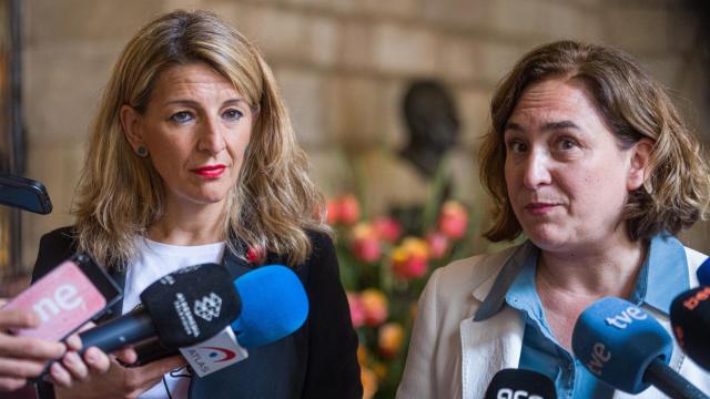 La vicepresidenta segunda del Gobierno, Yolanda Díaz, y la alcaldesa de Barcelona, Ada Colau, en el Sant Jordi que se celebra sábado.