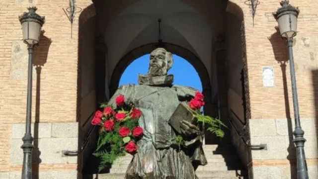 Decenas de rosas decoran las estatua de Miguel de Cervantes en Toledo.