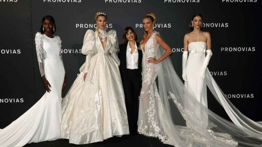 Las modelos Ana Gueye, Keke Lindgard, Esther Cañadas y Neus Bermejo junto a la diseñadora artística de la firma, Alessandra Rinaudo.