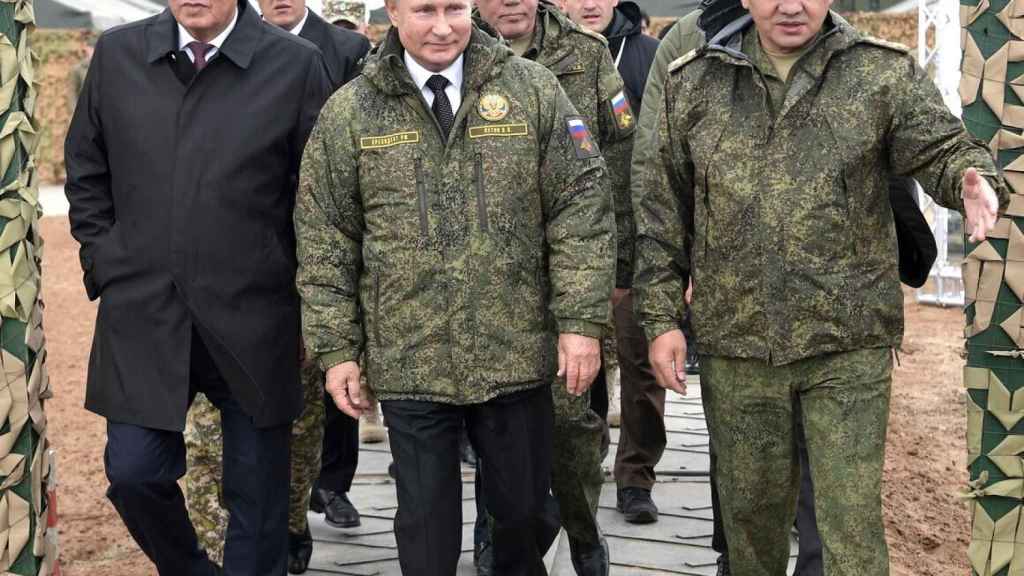 Putin, en el centro y Shoigu, a la derecha, en una imagen de 2019.
