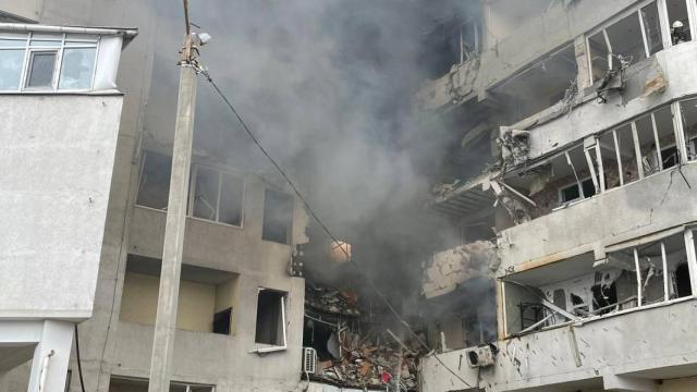 Un edificio residencial de Odesa tras el bombardeado ruso de este sábado.