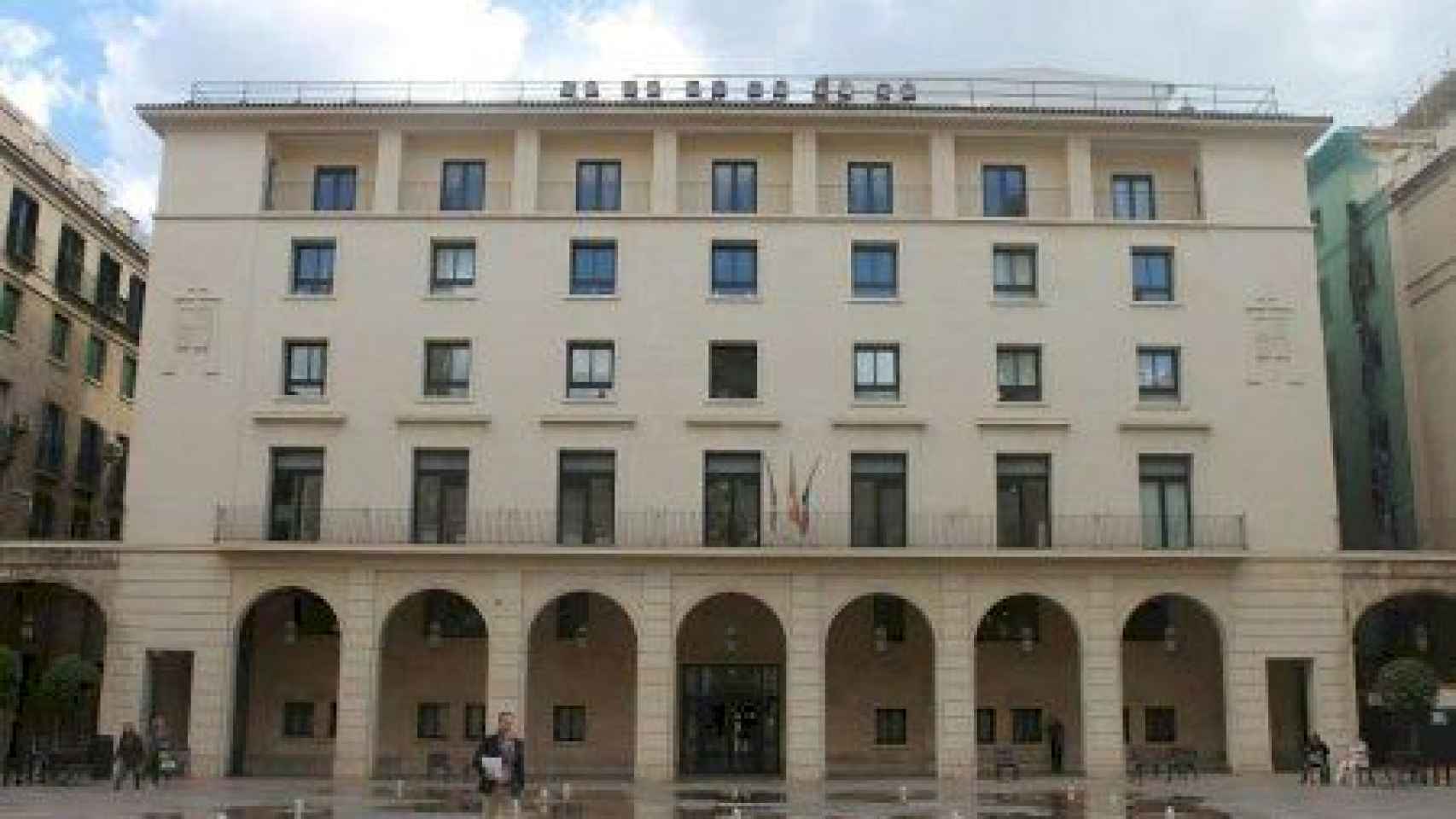 La fachada de la Audiencia de Alicante en imagen de archivo.
