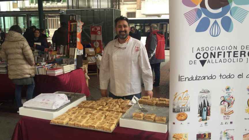 Los confiteros de Valladolid reparten pasteles con motivo del Día del Libro