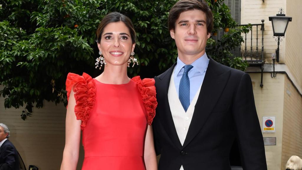 Carlos Fitz-James Stuart y Belén Corsini en la boda de Borja Corsini y María Roiz de la Parra.