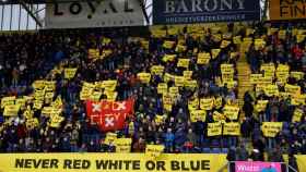 La afición del NAC Breda con carteles contra la compra del club por parte del City Football Group