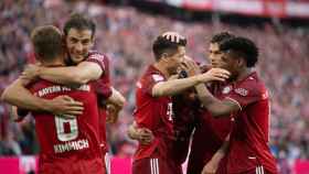 Los jugadores del Bayern Múnich se abrazan tras el gol de Robert Lewandowski