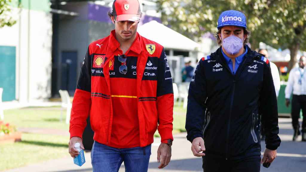 Carlos Sainz camina junto a Fernando Alonso en Albert Park